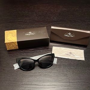 Brand New Patricia Nash Kelly Sunglasses with case and wipe